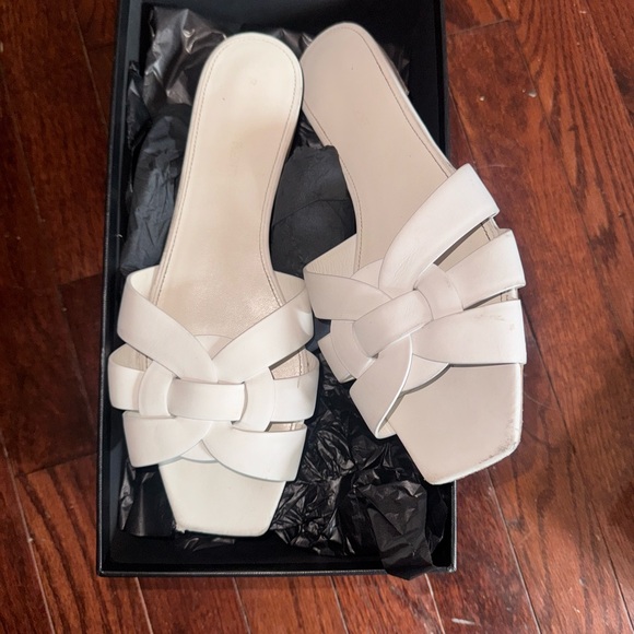 Yves Saint Laurent Tribute Porcellana Leather Flat Sandal White - Picture 5 of 6